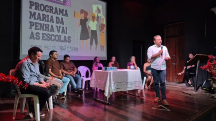 MARIA DA PENHA VAI A ESCOLA (8)